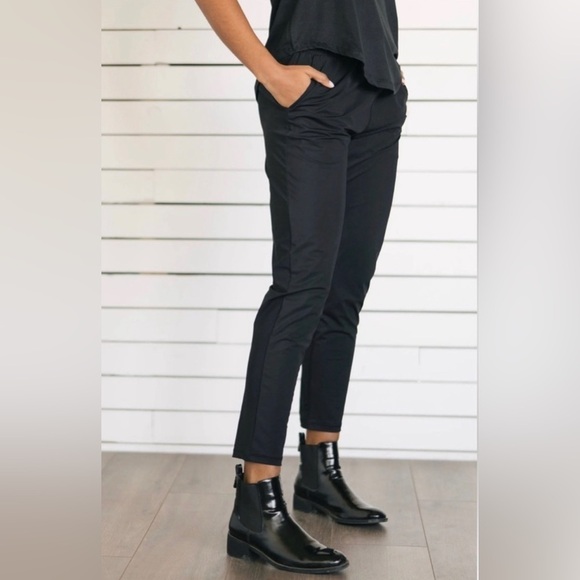 Zyia Active Everywhere Tapered Pants in Navy Grey - Picture 6 of 7